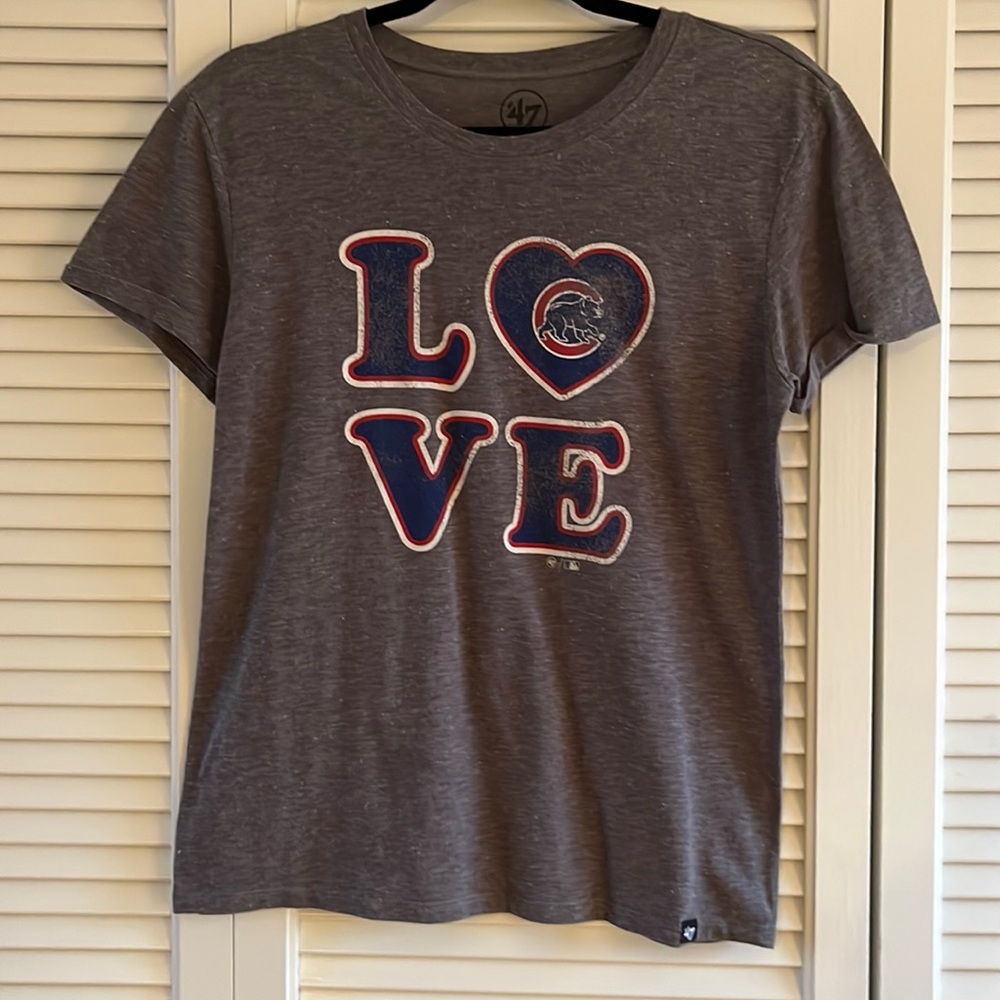 47 Women’s Chicago Cubs Gray LOVE Short Sleeve Tee